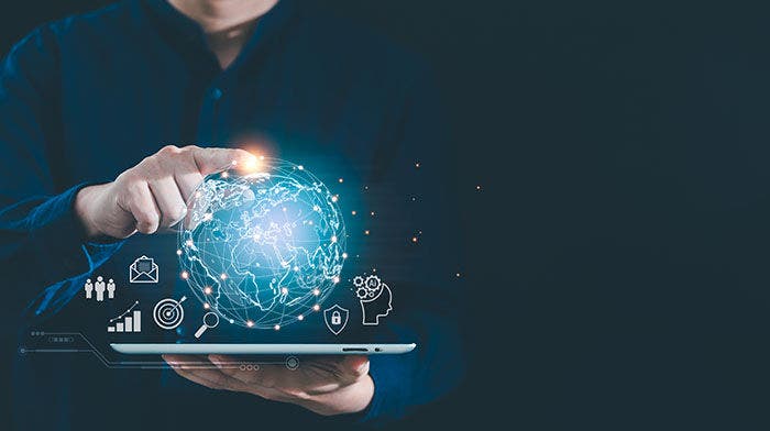 Homme d'affaires tenant une tablette pour présenter des connexions mondiales sur les réseaux sociaux et l'analyse des données client, la stratégie commerciale et l'intelligence intelligente, le marketing numérique, la technologie de l'IA pour les entreprises mondiales