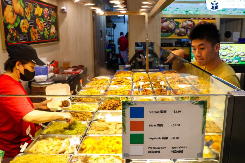 Étiquettes de prix du codage couleur pour les plats de riz économique à Koufu Food Tour, café