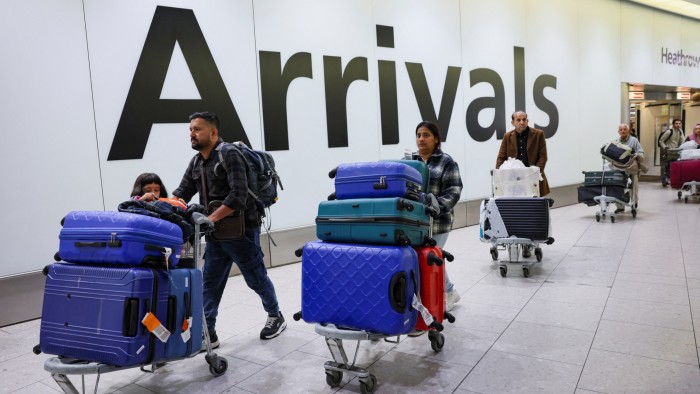 Heathrow s’ouvre à nouveau après les flammes, mais les compagnies aériennes mettent en garde contre plus de confusion