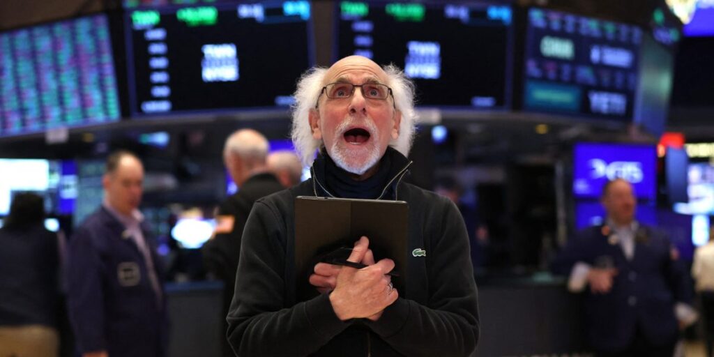 Les contrats à terme sur Dow grimpent à mesure que les actions augmentent après que Trump émet des exemptions de tarif temporaires sur les grandes importations technologiques