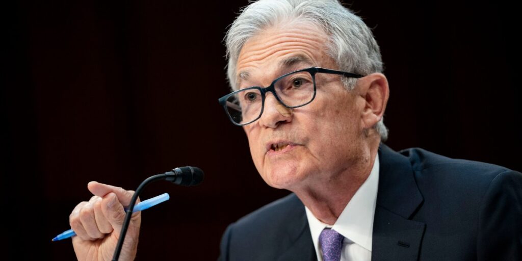 Les investisseurs en attente pour le discours du président de la Réserve fédérale Powell en tant que données fortes augmentent les actions du monde entier