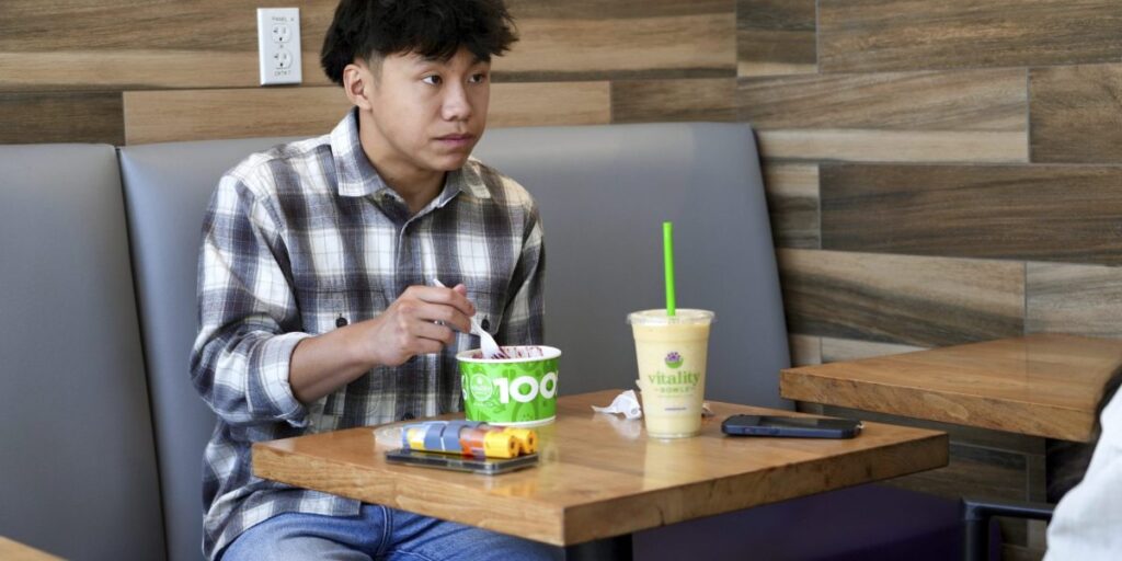 « Manger au restaurant est vraiment vraiment dangereux »: Californien de 17 ans avec de graves allergies aux arachides accueille les lois de divulgation du menu du restaurant