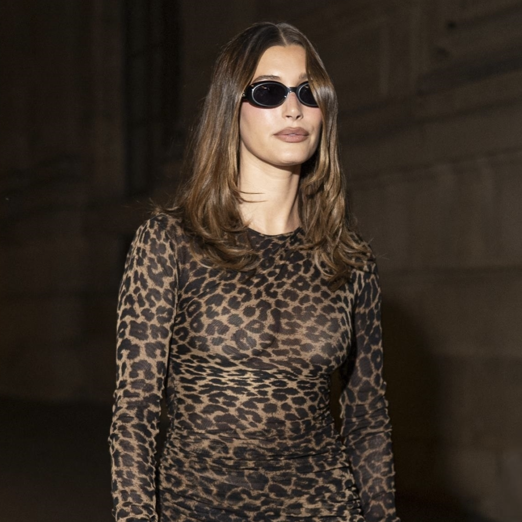 Haley Beaver Style Skin Light Light Leopard Print Saint Laurent Paris Fashion Week après fête