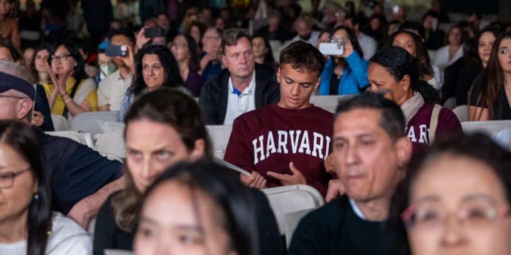 Les notes de la Harvard Business School ont été accusées d’anciens élèves frauduleux de 4 millions de dollars dans le programme Ponzi