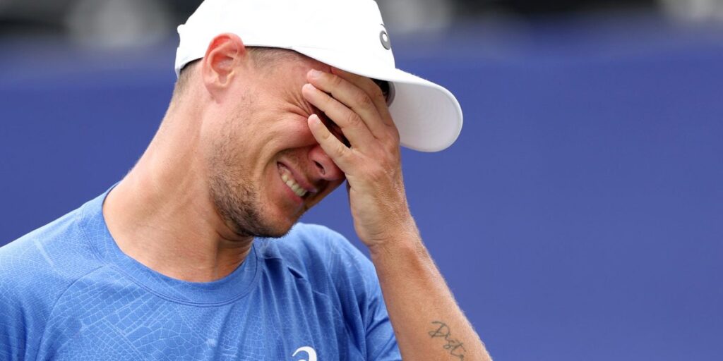 Le PDG milliardaire qui a arraché un chapeau d’un garçon dans un match de tennis dit qu’il a fait une « grosse erreur »