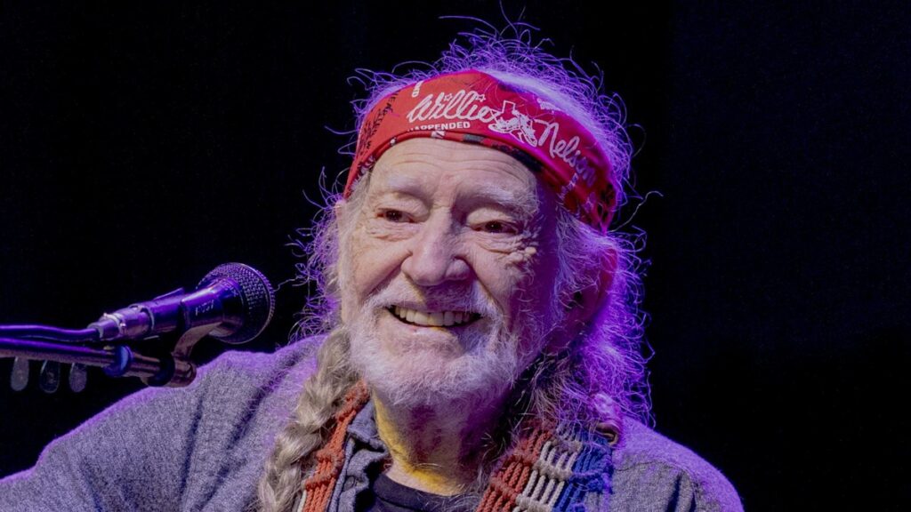 Willie Nelson, 93 ans, se souvient de 10 jours passés à essayer un mode de vie sain : « C’était horrible »