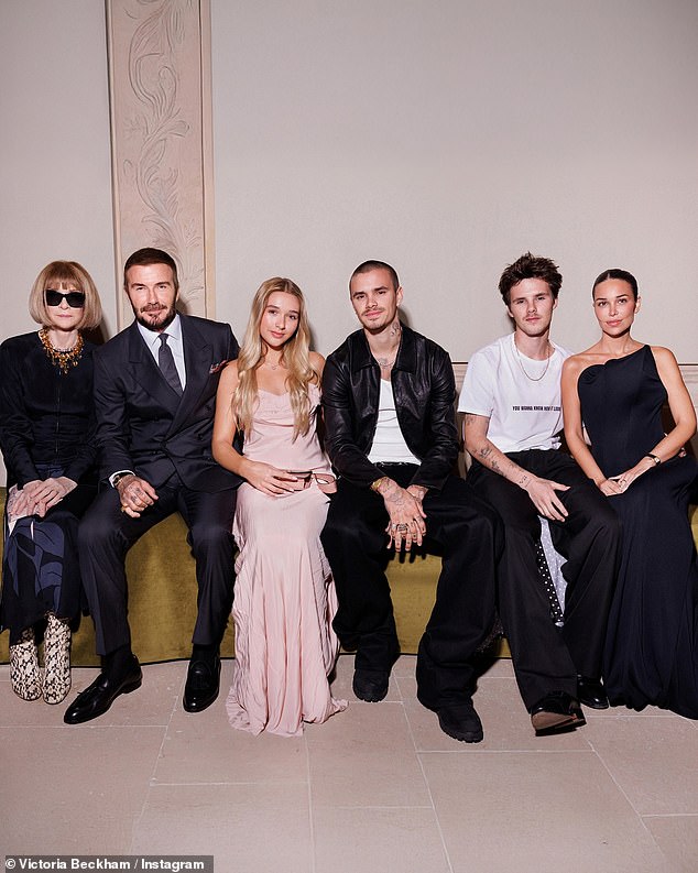 En regardant les moments heureux après que Brooklyn Beckham et son épouse Nicola Peltz Snub Victoria’s Paris Fashion Week spectacle visité l’année dernière