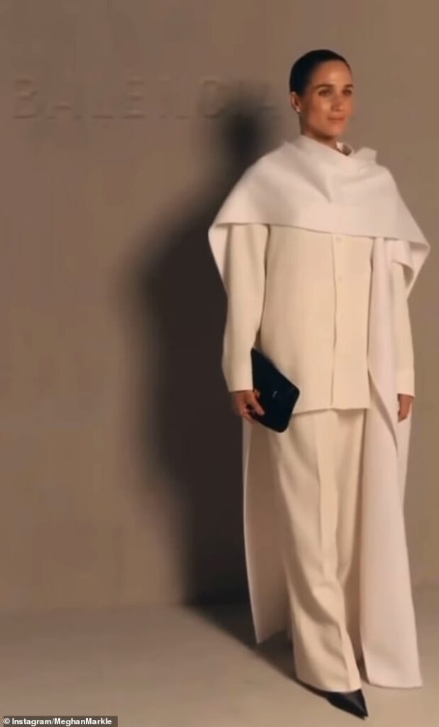 Meghan Markle partage une préparation très attrayante pour les apparitions de la Fashion Week de Paris, notamment en pratiquant le français à Duolingo et en mangeant des « frittes » avec l’équipe de style