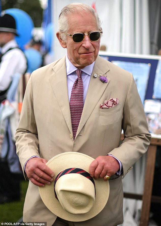 Roi de la mode ! Charles a été nommé l’une des personnalités britanniques les plus stylées de 2025, aux côtés de Justin Bieber et Zoe Kravitz.