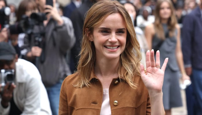 Paris Fashion Week 2025 Obtenez Emma Watson en moto