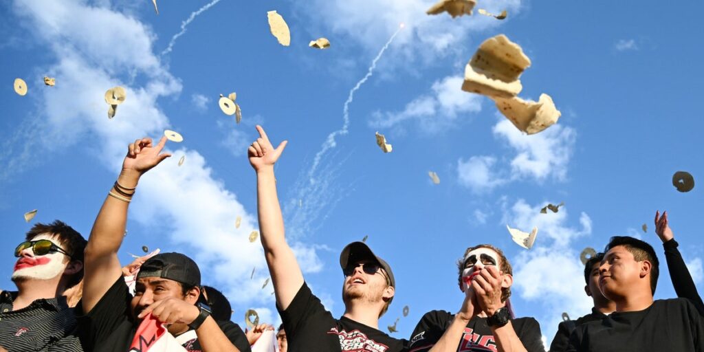 L’entraîneur de Texas Tech supplie les fans d’arrêter de lancer des tortillas sur le terrain