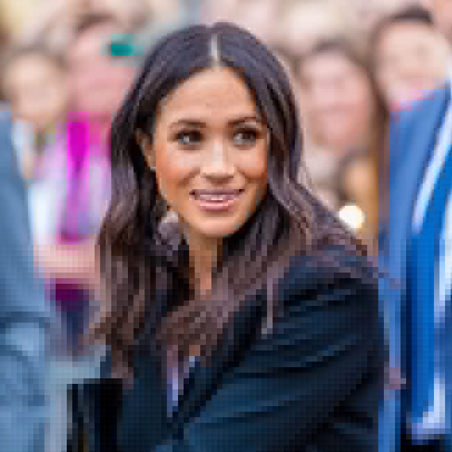La duchesse Meghan suscite la controverse après avoir assisté à l’événement Balenciaga Paris Fashion Week, les gens la qualifient d' »impudique » et d' »hypocrite » : « Tout ce qui est pertinent »
