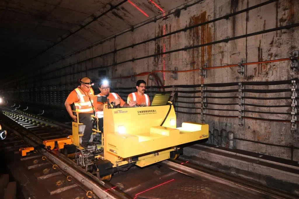 Une sonde qui détecte les fissures invisibles à l’œil humain dans le cadre de la technologie utilisée pour inspecter les voies MRT.