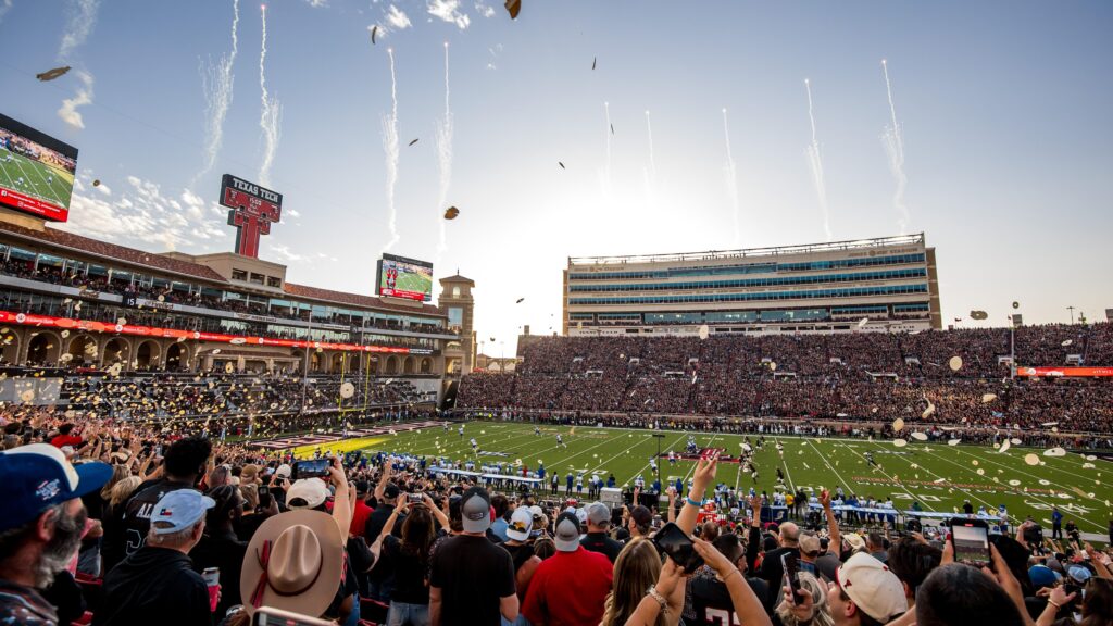 Texas Tech a été condamné à une amende de 25 000 $ après qu’un fan ait lancé des tortillas sur le terrain lors d’une victoire contre le Kansas.