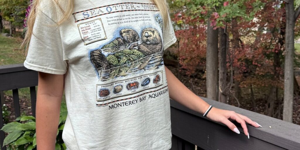 Taylor Swift lève 2 millions de dollars pour l’Aquarium de Californie du Nord en portant un t-shirt vintage sur la conservation des loutres de mer