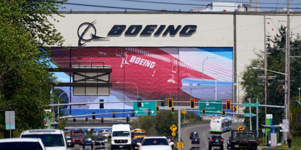 Près de deux ans après qu’un bouchon de porte s’est envolé d’un avion, la FAA autorise Boeing à augmenter la production du 737 Max.
