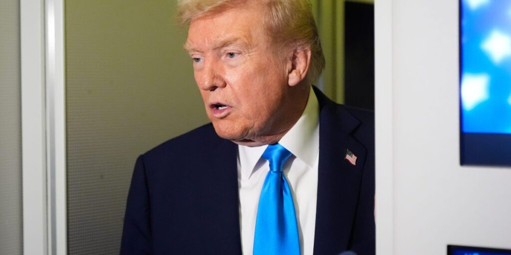 Le président Trump impose des droits de douane de 10 % au Canada après que les publicités antitarifaires n’ont pas été supprimées immédiatement