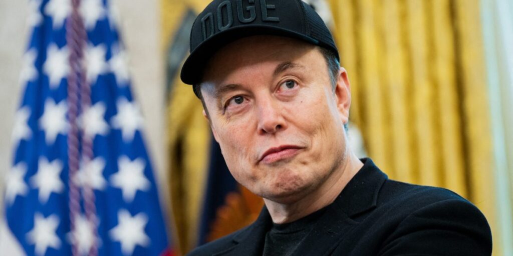 Avec 1 000 milliards de dollars de récompenses en jeu, Elon Musk accuse les entreprises puissantes de dire à leurs actionnaires de les rejeter : « Ce sont des entreprises terroristes ».