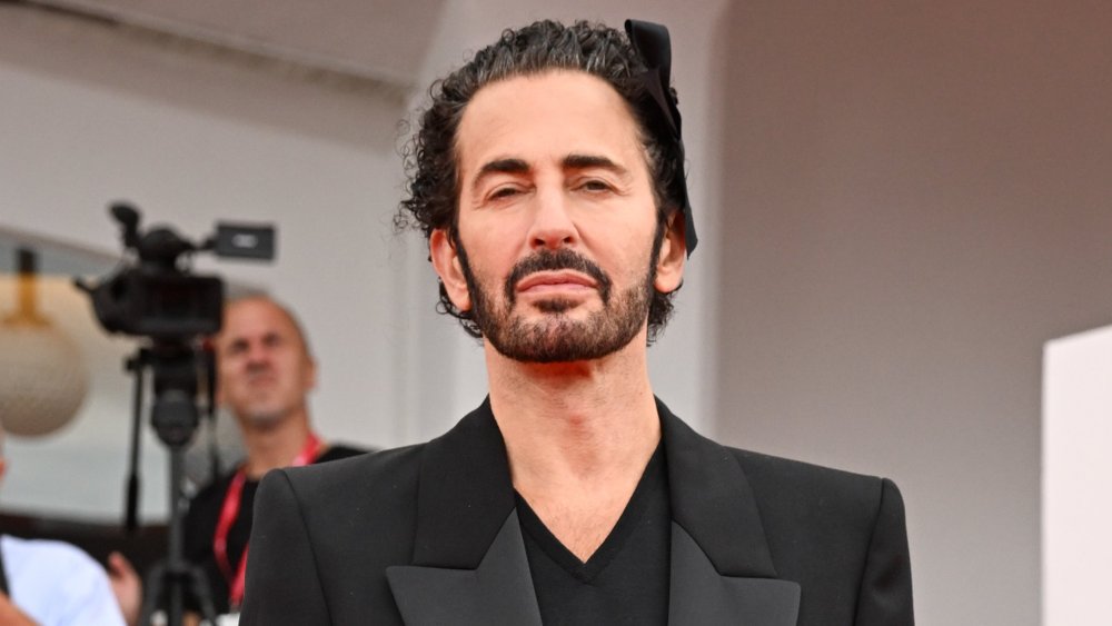 Marc Jacobs parle d’être « accro » à Instagram et de collectionner les Love Buses