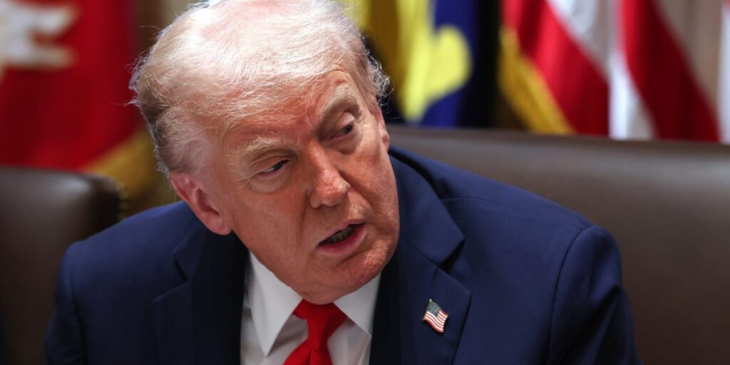 Alors que la guerre commerciale éclate à l’approche du Jour de la Libération, le président Trump prévoit d’augmenter les droits de douane sur la Chine à 130 % et d’introduire des contrôles sur les exportations de logiciels le mois prochain.
