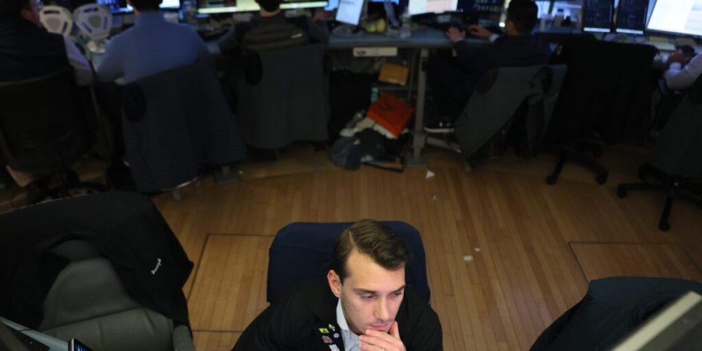 Les meilleurs analystes pensent toujours que l’économie est au milieu d’un nouveau boom, mais les investisseurs ne sont pas d’accord : « Les marchés restent volatils ».