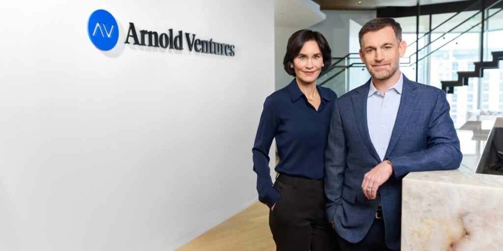 Rencontrez un couple milliardaire qui a non seulement signé The Giving Pledge, mais qui a en fait cédé près de la moitié de sa richesse au cours de sa vie.