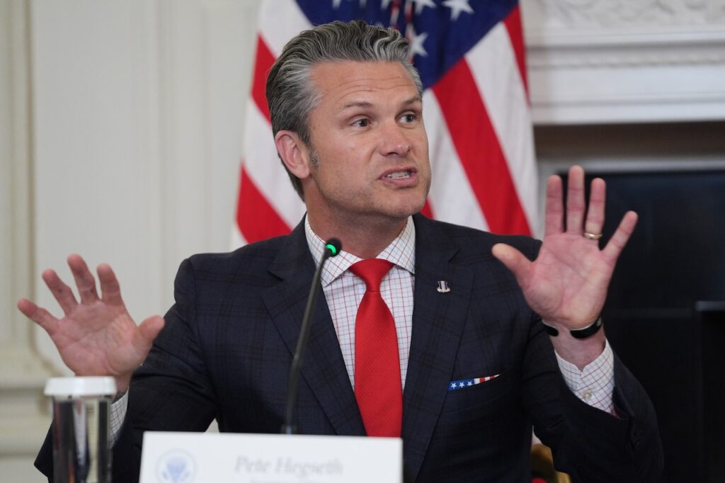 La dernière attaque américaine dans les Caraïbes vise un bateau soupçonné de trafic de drogue et fait 6 morts, selon Hegseth