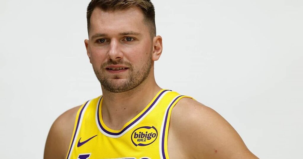 Mises à jour en direct des Warriors contre les Lakers : prédictions, actualités et mises à jour de la NBA Opening Night