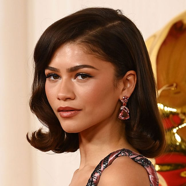 Zendaya montre sa superbe bague de fiançailles tout en affichant ses longues jambes dans cette mini-veste Barbie à la Fashion Week