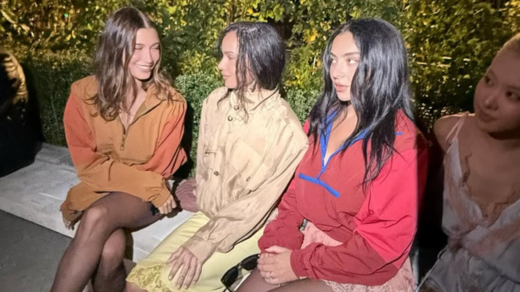 Fumée de fan rose noir après Rosé « Iced Out » par le défilé de mode Charli XCX, Zoe Kravitz et Hailey Bieber