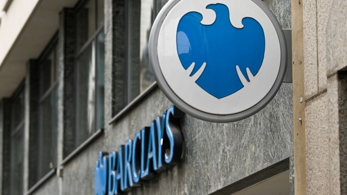 Les bénéfices de Barclays chutent alors que la banque met de côté 235 millions de livres sterling supplémentaires pour financer son automobile
