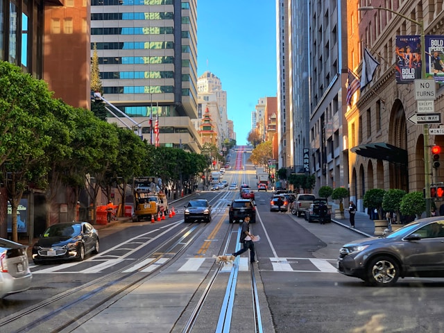 Le président Trump suspend les opérations de la Garde nationale à San Francisco après avoir rencontré le maire et les PDG du secteur technologique