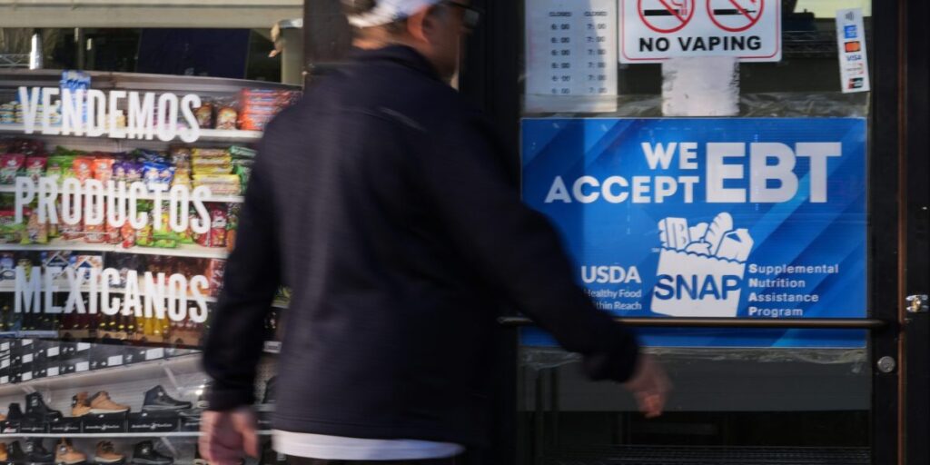 L’administration Trump financera partiellement le SNAP ce mois-ci après que le juge ait ordonné l’utilisation des réserves d’urgence