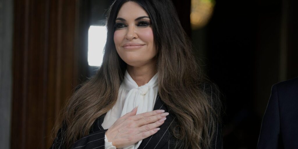 Kimberly Guilfoyle, ancienne animatrice de Fox News et alliée de Trump, devient ambassadrice des États-Unis en Grèce