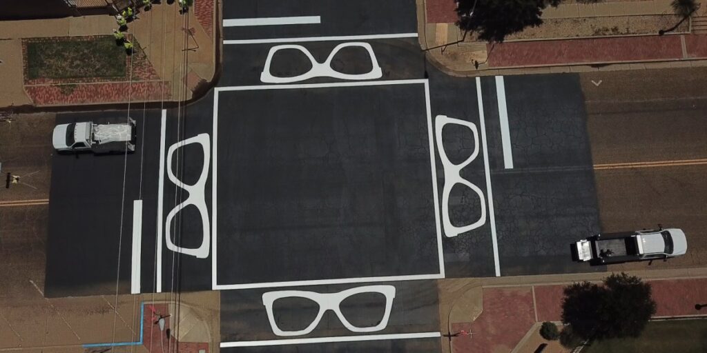 Le jour où la musique des passages pour piétons a disparu : les lunettes emblématiques de Buddy Holly ont été retirées des passages pour piétons dans leur ville natale sous la direction du président Trump