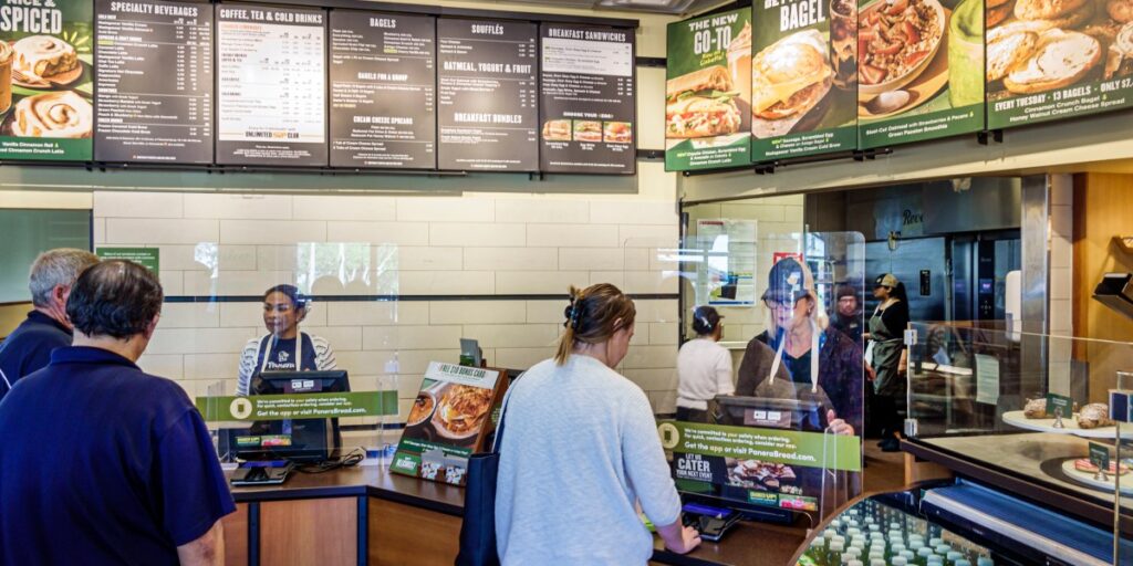 Le PDG de Panera annonce un plan de retour et inclut de meilleurs ingrédients comme la laitue : « Personne n’aime les icebergs »