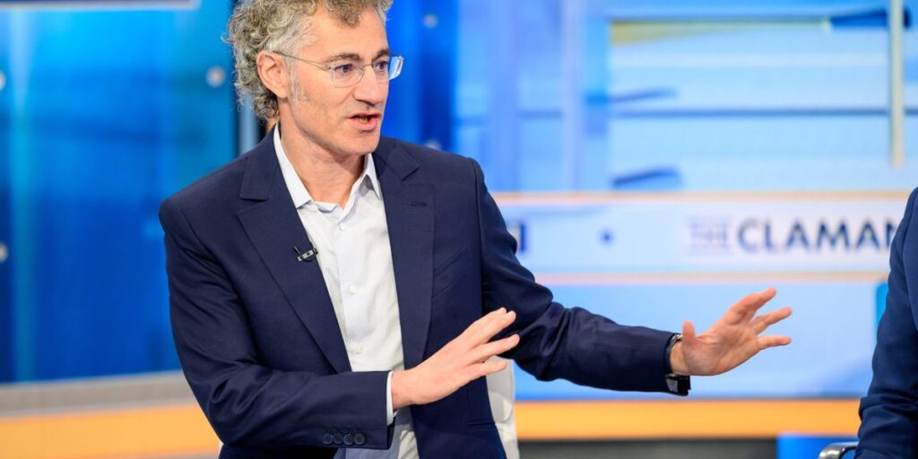 Le PDG de Palantir, Alex Karp, affirme que les diplômés de ces universités prestigieuses sont condamnés. Les personnes possédant des connaissances spécialisées « gagnent plus d’argent »