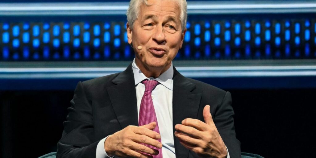 Jamie Dimon prédit que l’IA réduira la semaine de travail : « Je pense que les pays développés finiront par travailler trois jours et demi par semaine. »