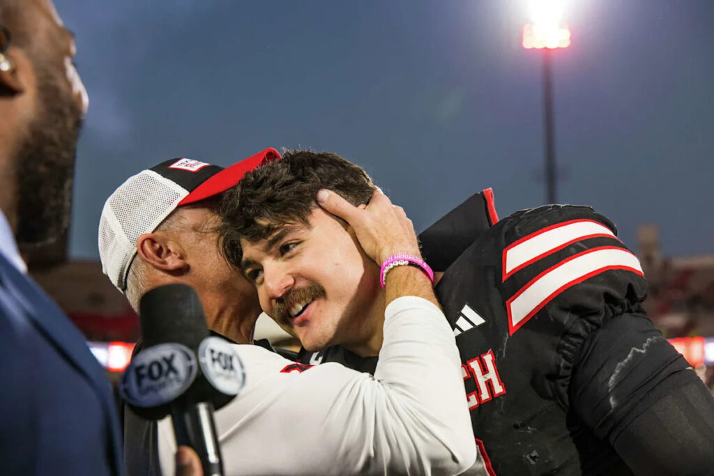 L’entraîneur de Texas Tech trouve un nouveau moyen d’amener le défenseur vedette à assister à la cérémonie Heisman
