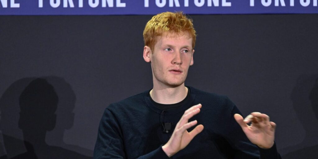 Cursor augmente ses revenus et atteint une valorisation de 29 milliards de dollars, mais le PDG Michael Truell ne se concentre pas sur une introduction en bourse