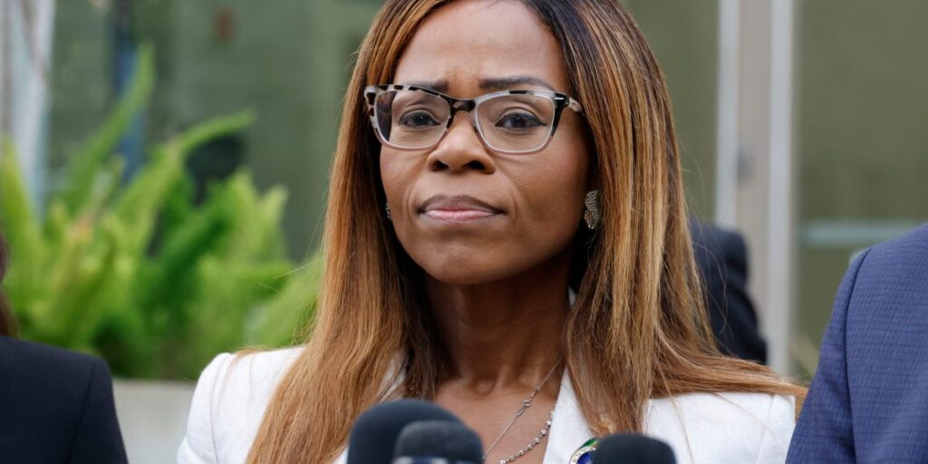 Un législateur de Floride accusé d’avoir volé 5 millions de dollars de fonds liés au coronavirus plaide non coupable