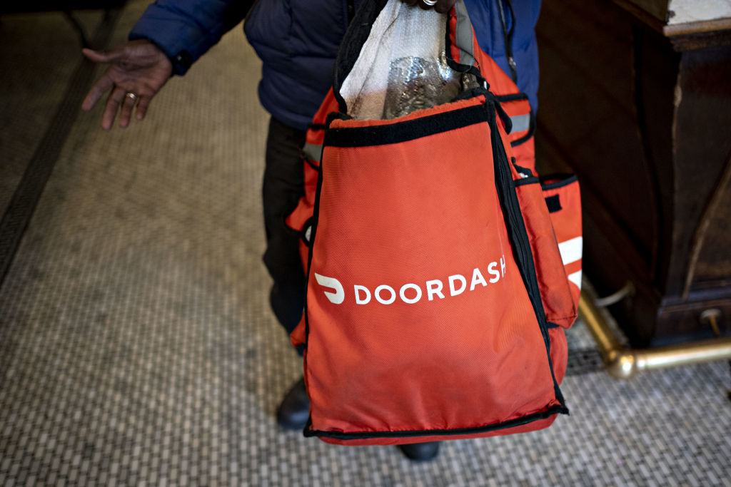 Le conducteur de DoorDash fait face à des accusations criminelles après avoir prétendument pulvérisé la nourriture des clients