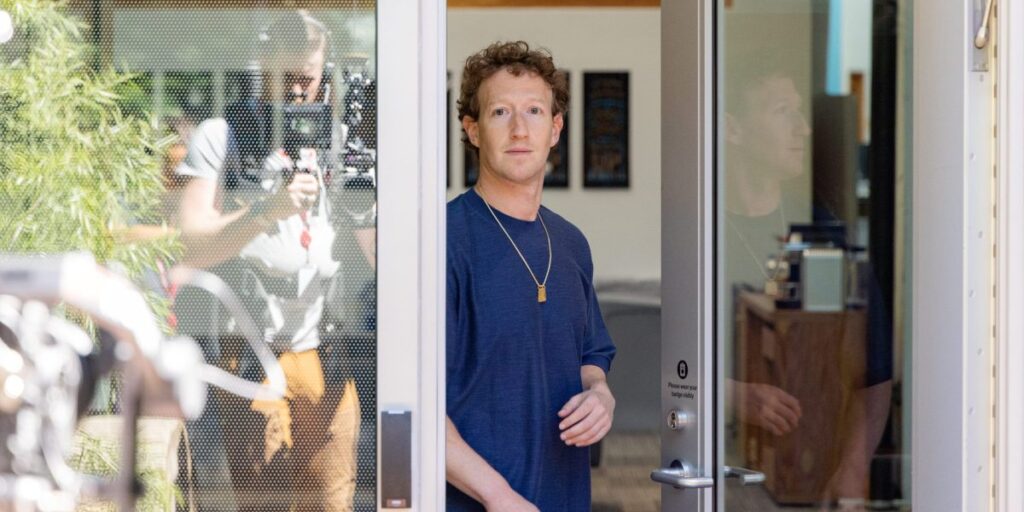 Mark Zuckerberg a offert des écouteurs antibruit à ses voisins de Palo Alto alors que des travaux incessants avaient lieu autour de 11 de ses maisons.
