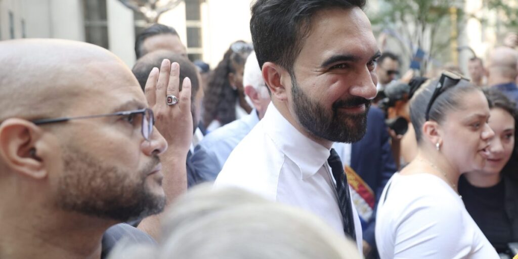 Zoran Mamdani, spécialiste en communication politique, explique comment il a piraté le « paresse » pour qu’il apparaisse sur nos téléphones, dans nos rues et dans nos têtes.