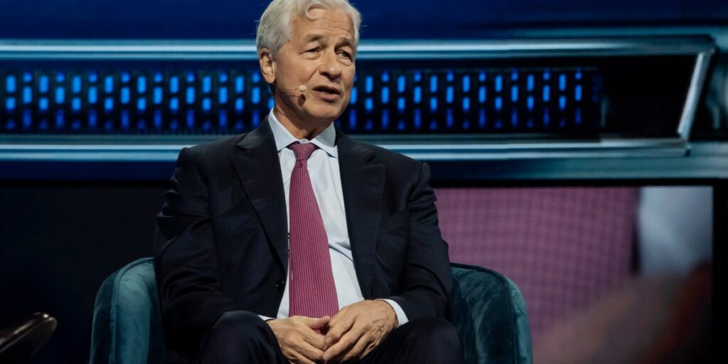 Jamie Dimon affirme que les compétences générales telles que l’intelligence émotionnelle et la communication seront importantes à mesure que l’IA réduit le nombre d’emplois