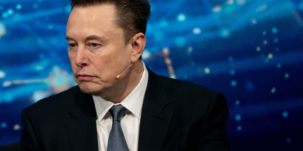 Elon Musk affirme que les propriétaires de Tesla pourront bientôt envoyer des SMS en conduisant
