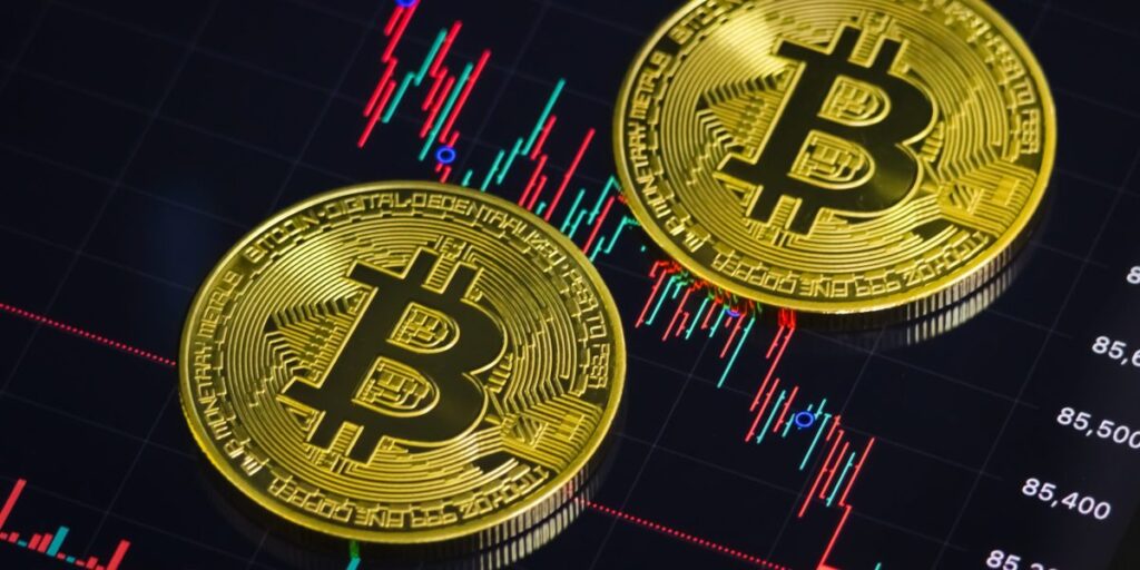Bitcoin rebondit de plus de 10 % après une semaine difficile