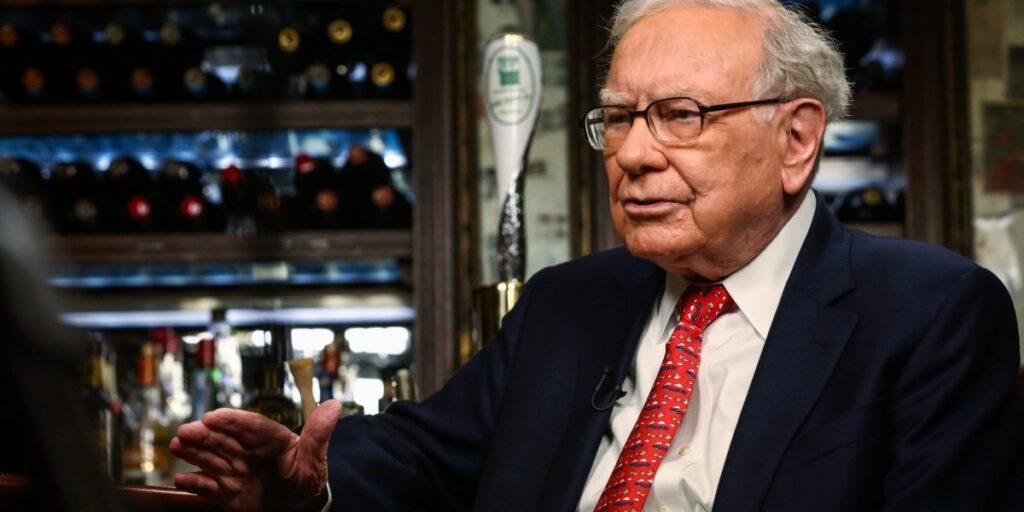 Le conseil de carrière de Warren Buffett aux jeunes professionnels est de « passer du temps avec des gens qui sont meilleurs que vous ».