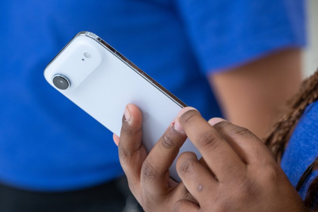 L’adoption de l’eSIM est en hausse grâce aux voyages et à la compatibilité des appareils