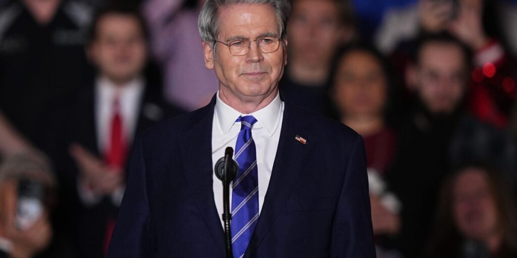 La visite de Bessent au Minnesota s’accompagne de nouvelles promesses de répression de la fraude dans un contexte de tensions accrues entre l’État et le gouvernement somalien.